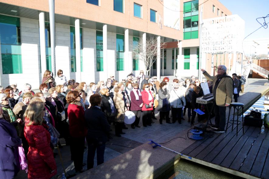 Cantando Juntos - Coral de Mayores en la Plaza Mayor -El solista y los acompañantes.