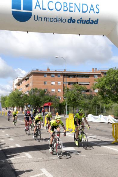 Gran Premio Ciudad de Alcobendas - Trofeo Cosme Díaz - Imagen de los participantes en la carrera ciclista llegando a meta.