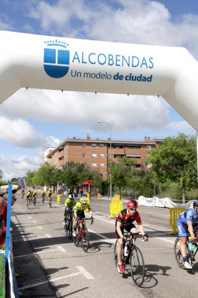 Gran Premio Ciudad de Alcobendas - Trofeo Cosme Díaz - Imagen de los participantes en la carrera ciclista llegando a meta.