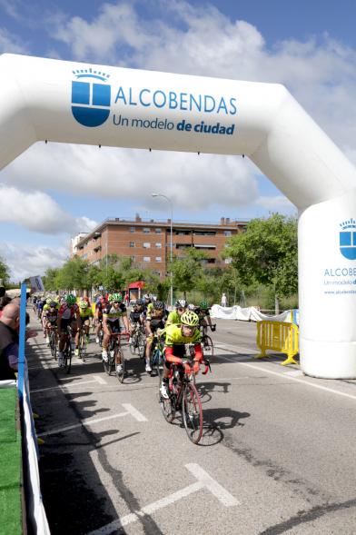 Gran Premio Ciudad de Alcobendas - Trofeo Cosme Díaz - Imagen de los participantes en la carrera ciclista llegando a meta.
