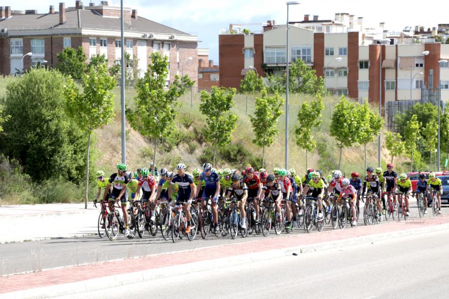 Gran Premio Ciudad de Alcobendas - Trofeo Cosme Díaz - Imagen de los participantes en durante la carrera ciclista.