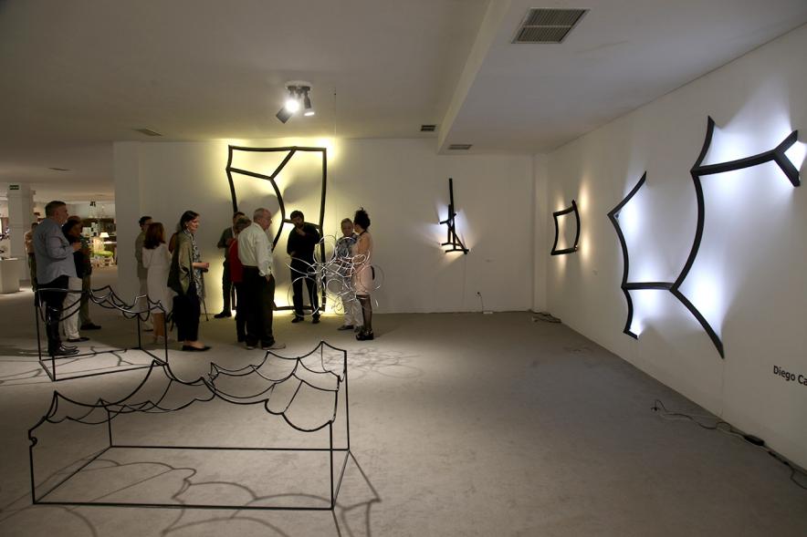 Inauguración Exposición Cosmología de Diego Canogar - El publico y parte de las obras.