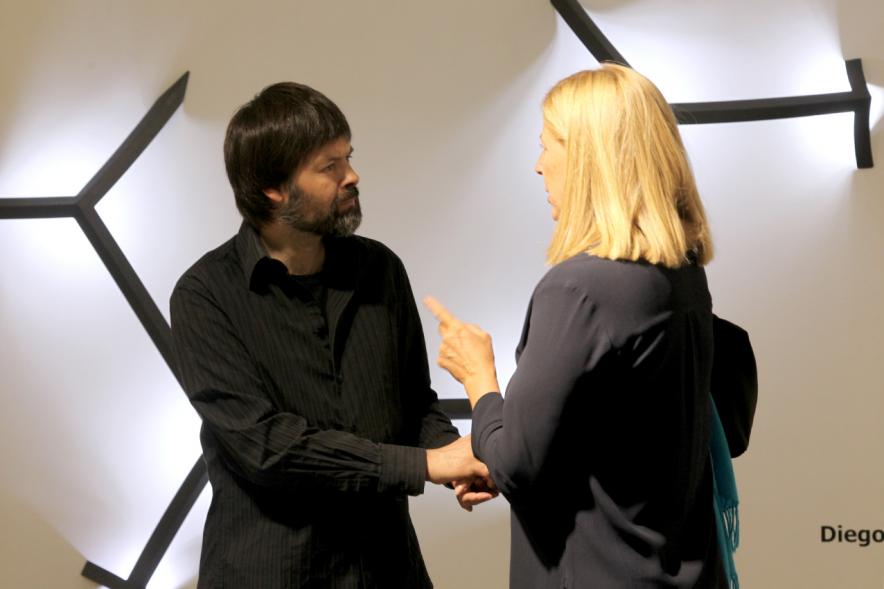 Inauguración Exposición Cosmología de Diego Canogar - El artista explicando.