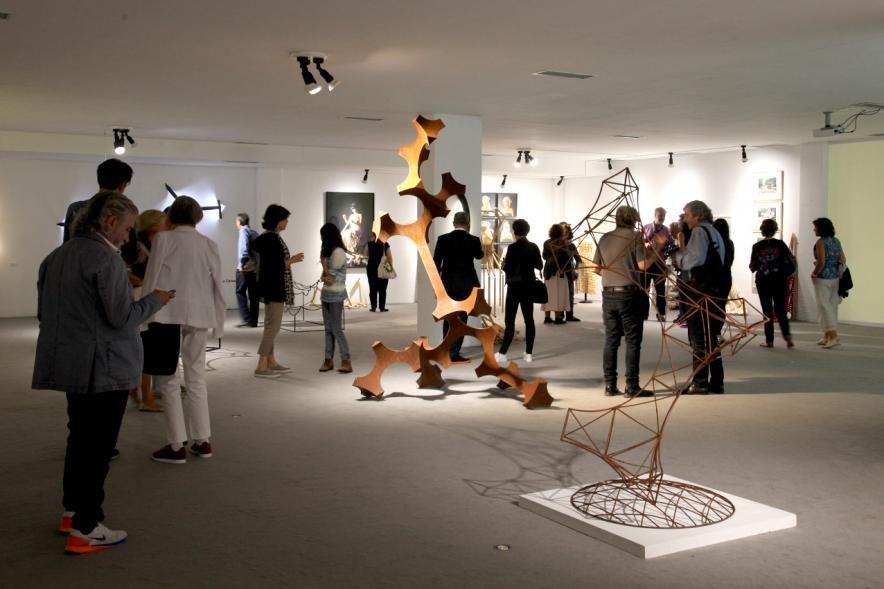 Inauguración Exposición Cosmología de Diego Canogar - Imagen del público y la obra.