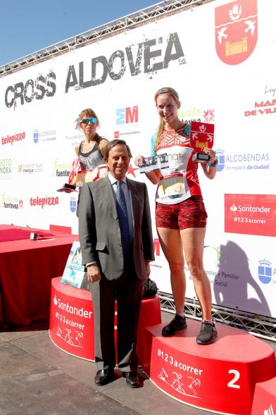 39ª Edición Cross Aldovea Detalle alcalde García de Vinuesa entregando premio