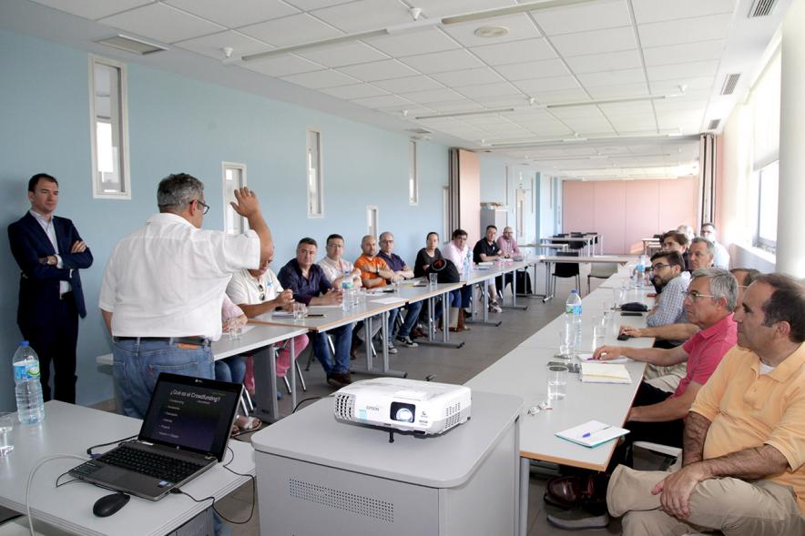 Jornada de Crowfunding Deportivo - Imagen de la persona que esta dando la conferencia y las personas que están asistiendo a ella.