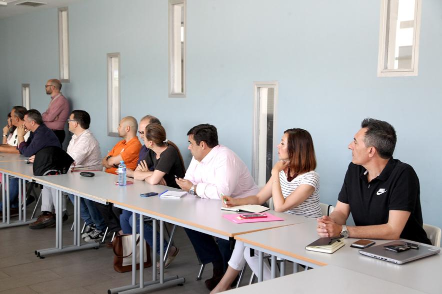 Jornada de Crowfunding Deportivo - Imagen de personas sentadas alrededor de una mesa.