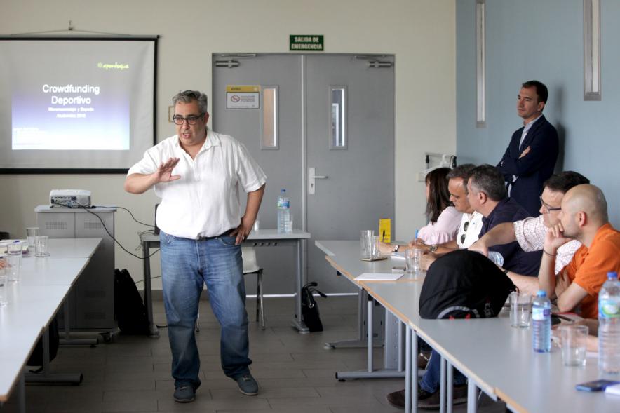 Jornada de Crowfunding Deportivo - Imagen de la persona que esta dando la conferencia ayudado con un PowerPoint.