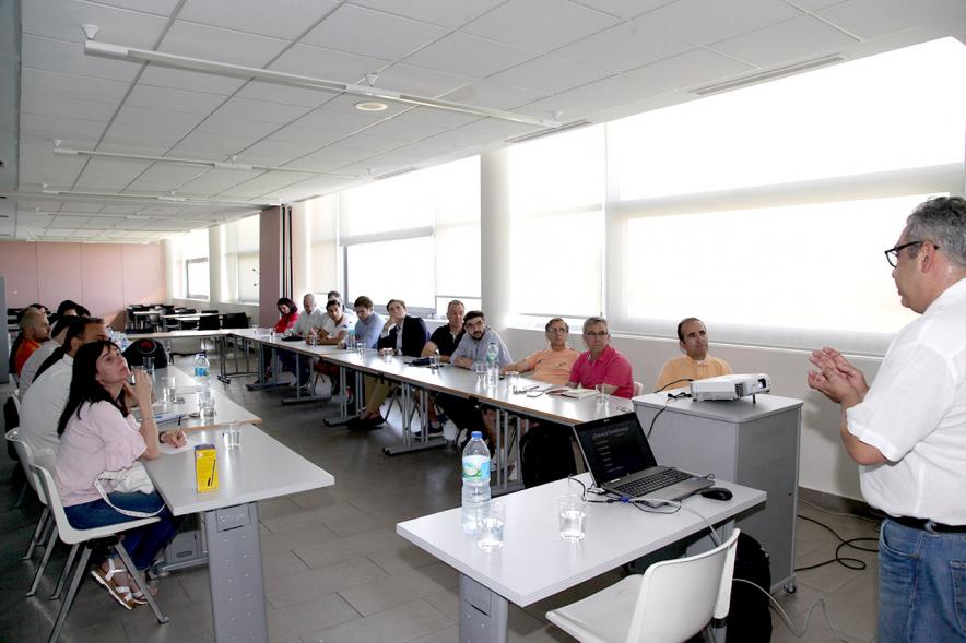 Jornada de Crowfunding Deportivo - Imagen de la persona que esta dando la conferencia y las personas que están asistiendo a ella.