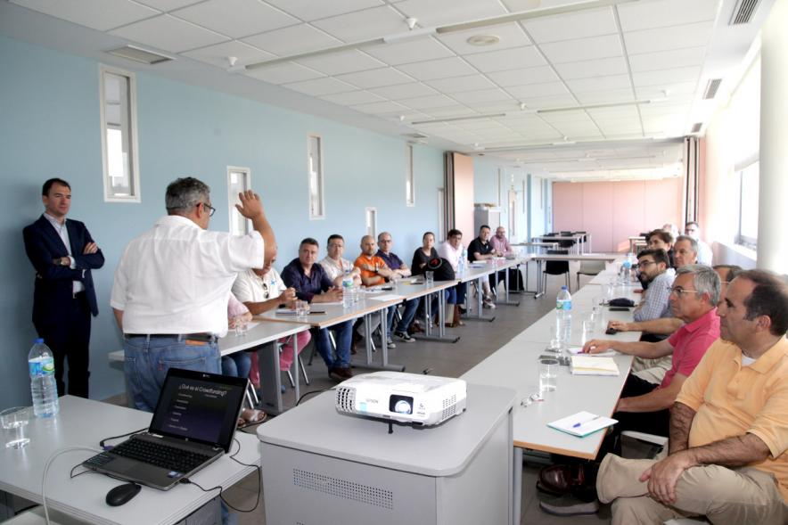Jornada de Crowfunding Deportivo - Imagen de la persona que esta dando la conferencia y las personas que están asistiendo a ella.