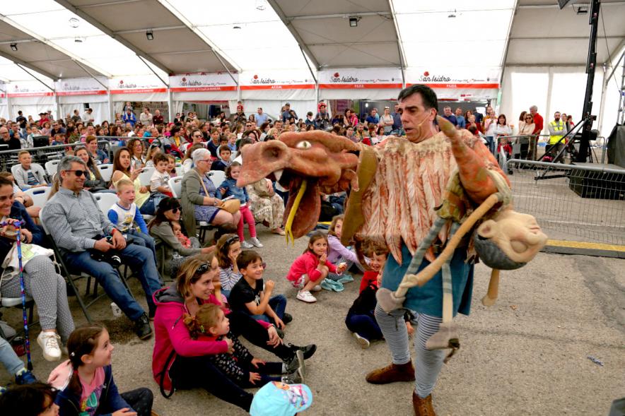 Actor interactuando con el público