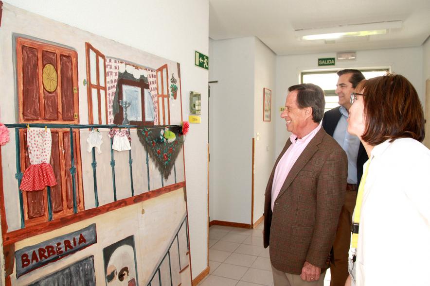 Visita a la Escuela Infantil El Cuquillo - Imagen del alcalde García de Vinuesa junto a otras autoridades visitando las instalaciones.