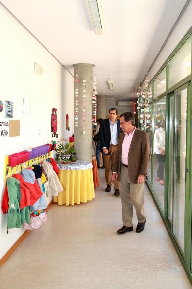 Visita a la Escuela Infantil El Cuquillo - Imagen del alcalde García de Vinuesa junto a otras autoridades visitando las instalaciones.
