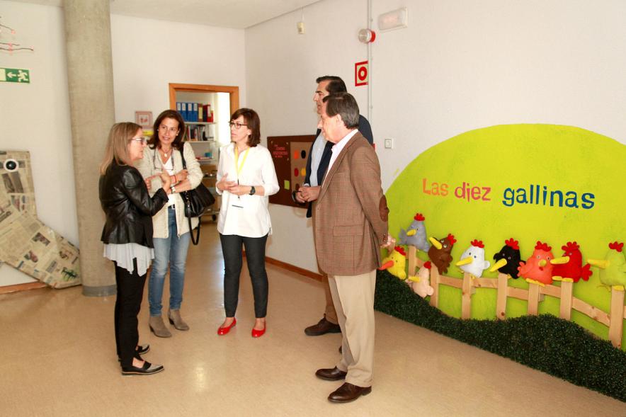 Visita a la Escuela Infantil El Cuquillo - Imagen del alcalde García de Vinuesa junto a otras autoridades visitando las instalaciones.