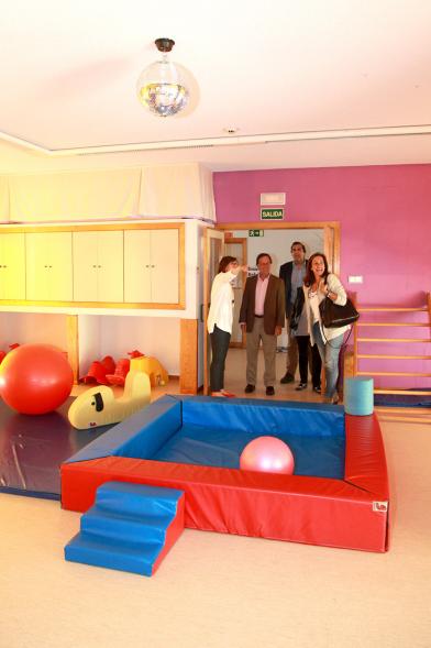 Visita a la Escuela Infantil El Cuquillo - Imagen del alcalde García de Vinuesa junto a otras autoridades visitando las instalaciones.