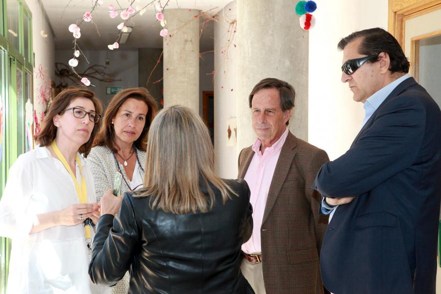 Visita a la Escuela Infantil El Cuquillo - Imagen del alcalde García de Vinuesa junto a otras autoridades atendiendo a las explicaciones que le da una persona del centro.