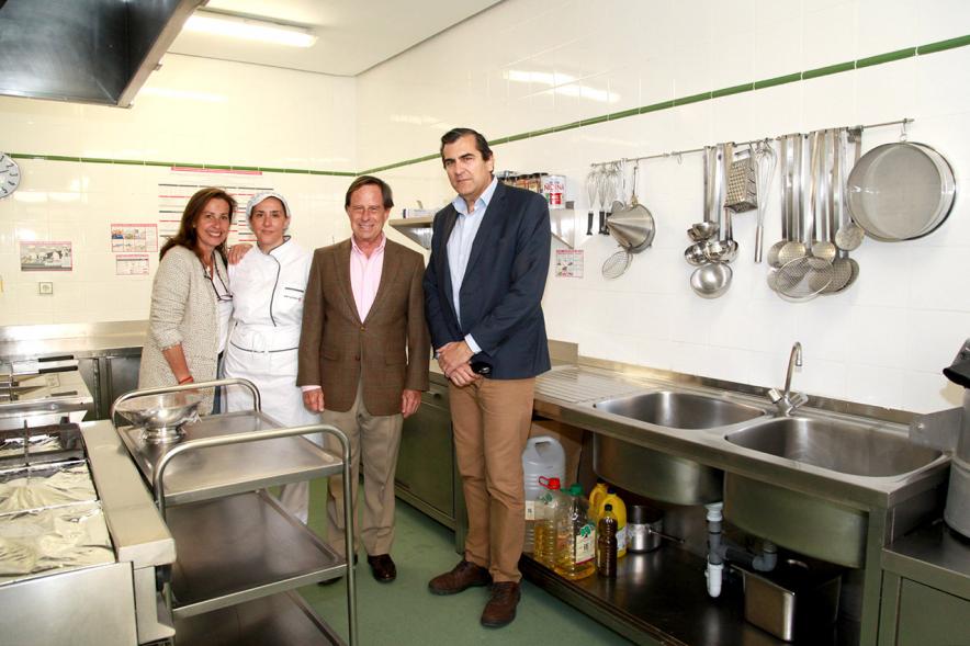 Visita a la Escuela Infantil El Cuquillo - Imagen del alcalde García de Vinuesa junto a otras autoridades visitando la cocina del centro.