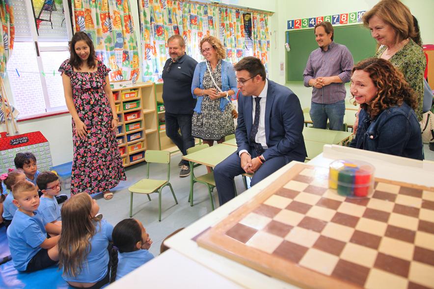 Delegación charlando con niños