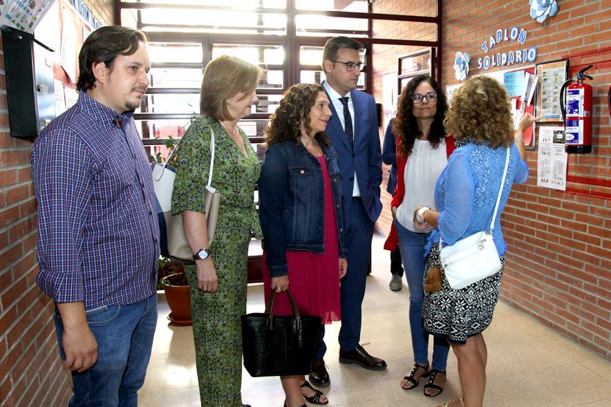 Delegación municipal a la entrada del colegio