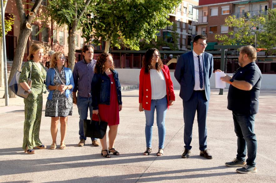 Delegación en el patio del colegio