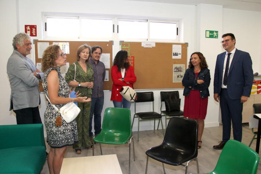 Delegación municipal charlando durante la visita