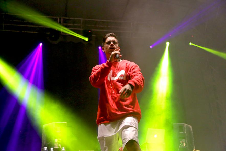 Cantante durante la actuación
