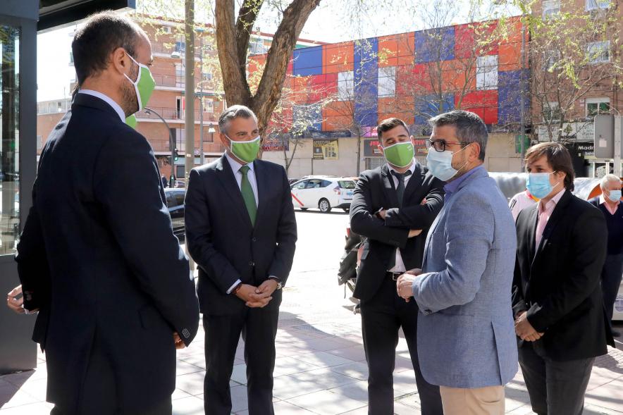 Alcalde Sánchez Acera charlando