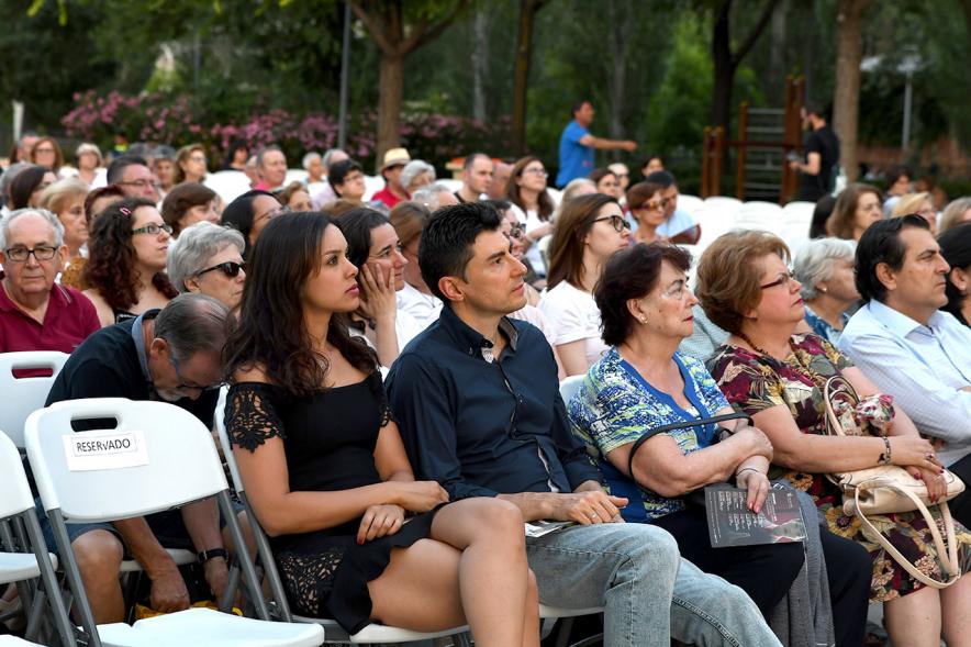 Opera en la Calle - Imagen del público asiste al evento.