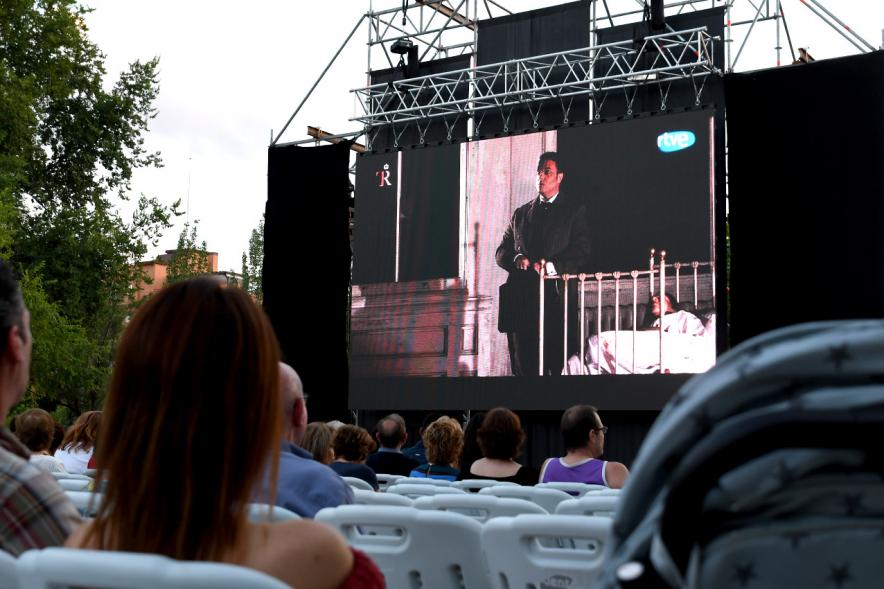 Opera en la Calle - Imagen del escenario, donde podemos ver la pantalla desde donde podemos seguir la ópera.