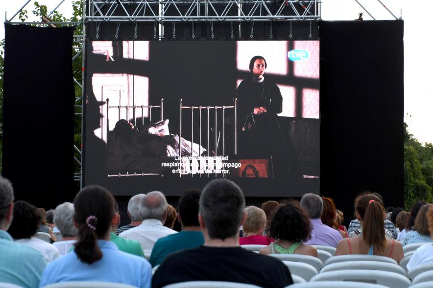 Opera en la Calle - Imagen del escenario, donde podemos ver la pantalla desde donde podemos seguir la ópera.