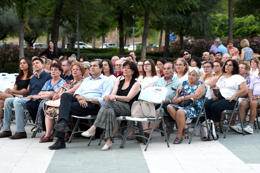 Opera en la Calle - Imagen del público asiste al evento.