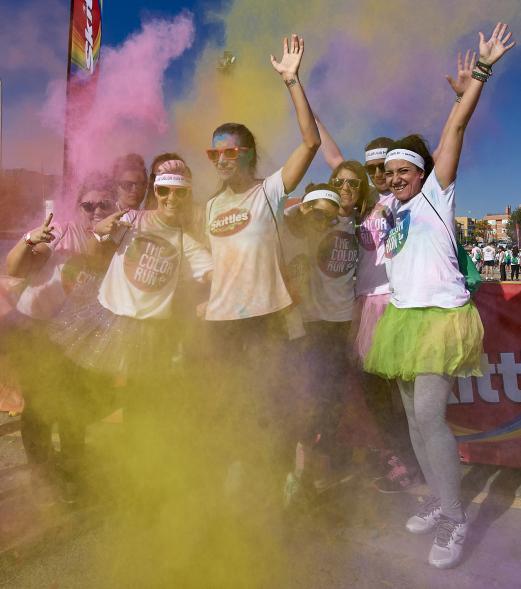 Carrera Color Run - Imagen del público en general con polvo de todos los colores.