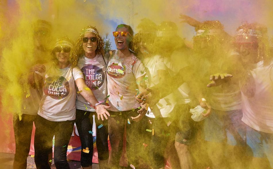Carrera Color Run - Imagen del público en general con polvo de todos los colores.
