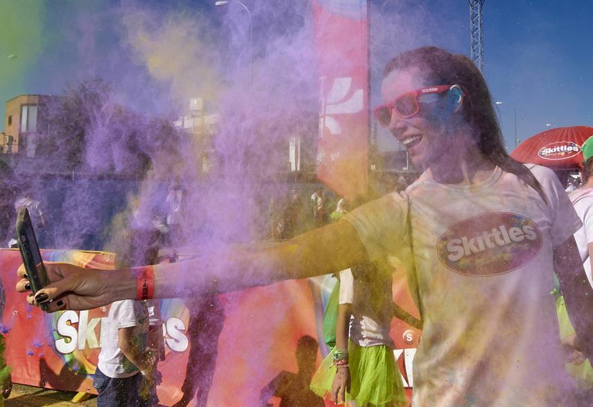 Carrera Color Run - Imagen del público en general con polvo de todos los colores.