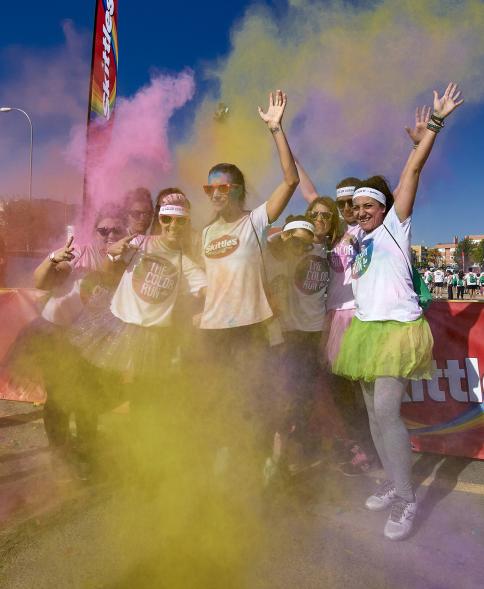 Carrera Color Run -  Imagen del público en general con polvo de todos los colores.