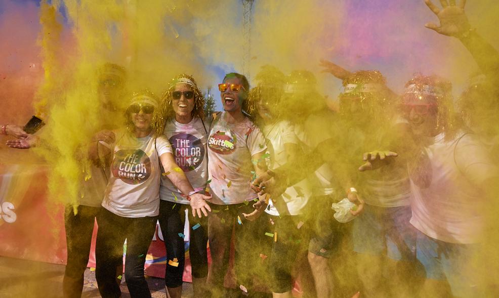 Carrera Color Run -  Imagen del público en general con polvo de todos los colores.