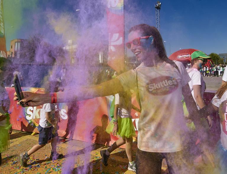Carrera Color Run - Imagen del público en general con polvo de todos los colores.