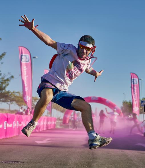 Carrera Color Run - Imagen participantes en la carrera con nubes de polvo de color rosa.