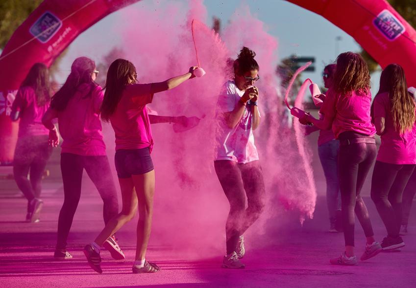 Carrera Color Run - Imagen participantes en la carrera con nubes de polvo de color rosa.