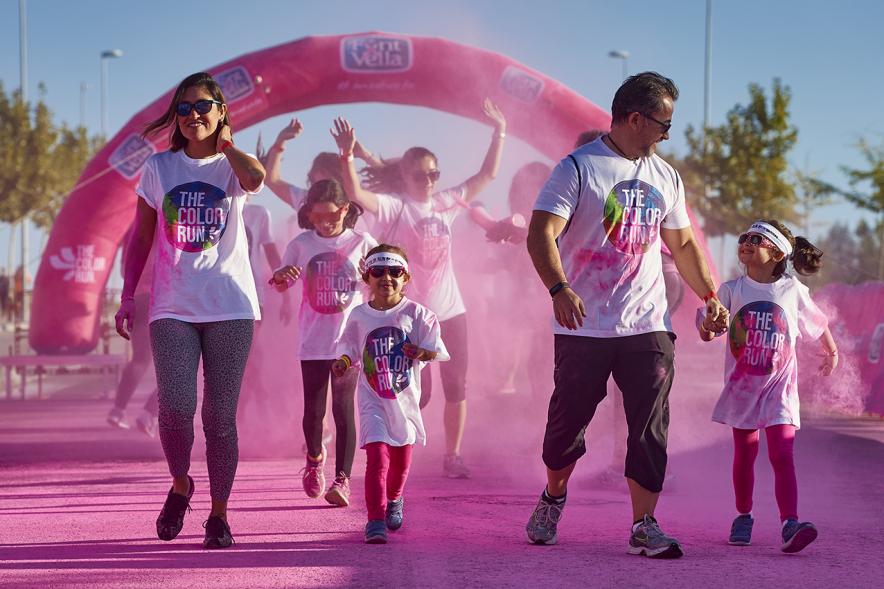 Carrera Color Run - Imagen participantes en la carrera con nubes de polvo de color rosa.