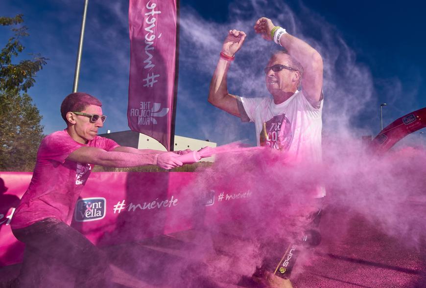 Carrera Color Run - Imagen participantes en la carrera con nubes de polvo de color rosa.