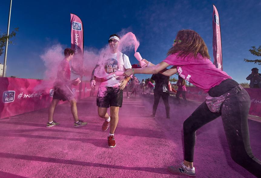 Carrera Color Run - Imagen participantes en la carrera con nubes de polvo de color rosa.