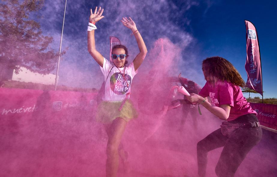 Carrera Color Run - Imagen participantes en la carrera con nubes de polvo de color rosa.