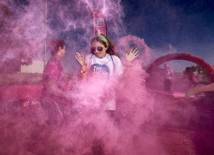 Carrera Color Run - Imagen participantes en la carrera con nubes de polvo de color rosa.