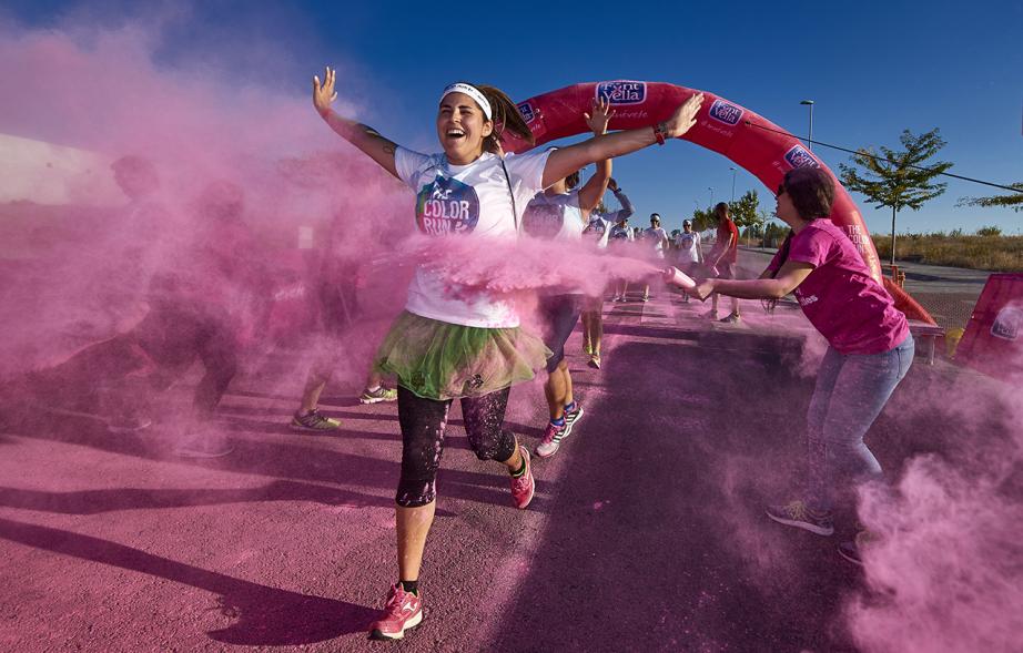 Carrera Color Run - Imagen participantes en la carrera con nubes de polvo de color rosa.