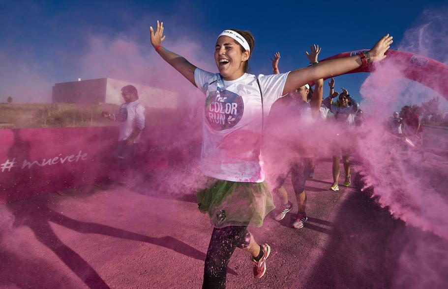 Carrera Color Run - Imagen participantes en la carrera con nubes de polvo de color rosa.
