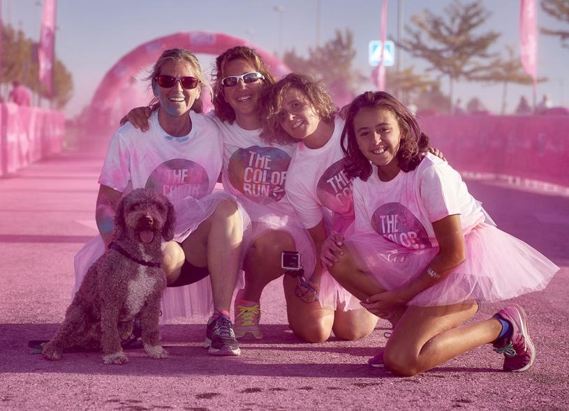 Carrera Color Run - Imagen participantes en la carrera con nubes de polvo de color rosa.