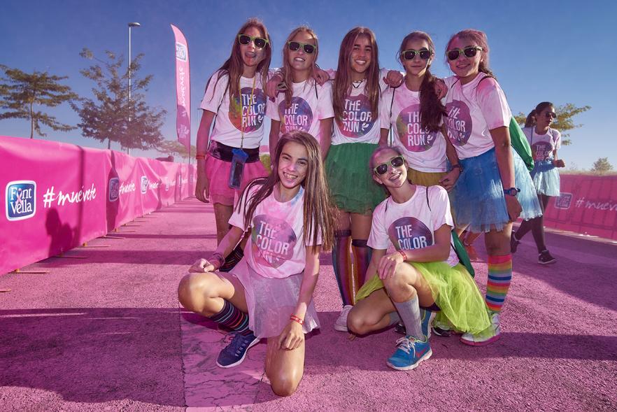 Carrera Color Run - Imagen participantes en la carrera con nubes de polvo de color rosa.