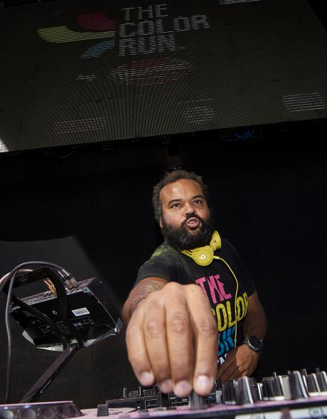 Carrera Color Run - Imagen del dj animador del evento.