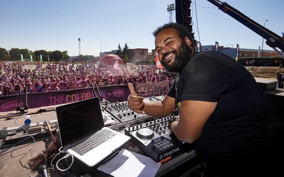 Carrera Color Run - Imagen del dj animador del evento.